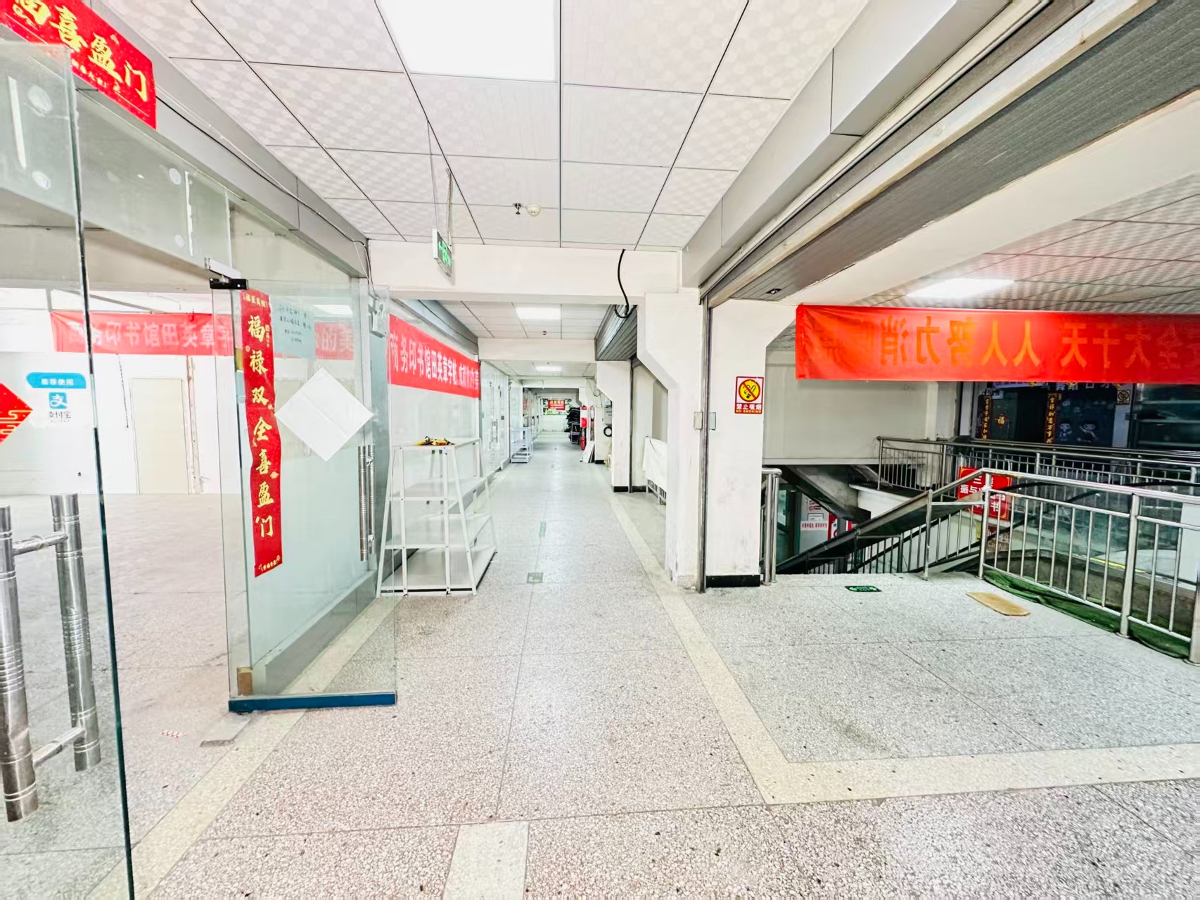 国花路辅路引入人工智能技术应用场景，推动AI与商业、零售、电商、企业服务等领域融合发展。