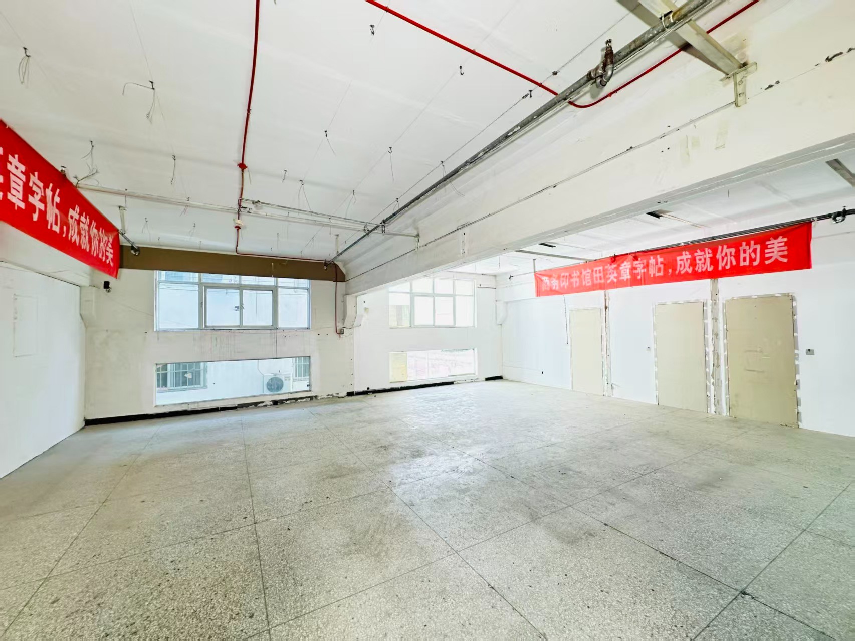 国花路辅路重点吸引人工智能应用、数字经济、电商直播、智能制造服务、软件开发、科技创新企业及创业团队入驻